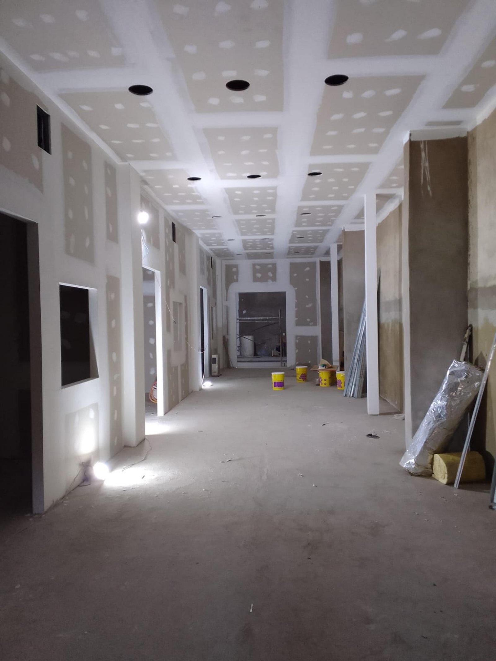 Corredor em construção com teto e paredes inacabados — projeto Deposito en Avellaneda 3, por Arquitecto Guido Niccoli, em B1872 Sarandí